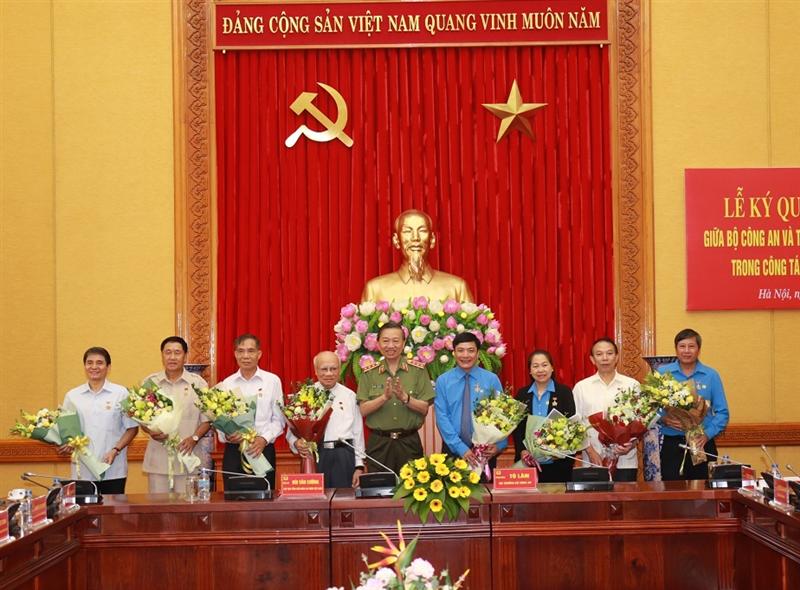 Bộ trưởng Tô Lâm trân trọng trao Kỷ niệm chương