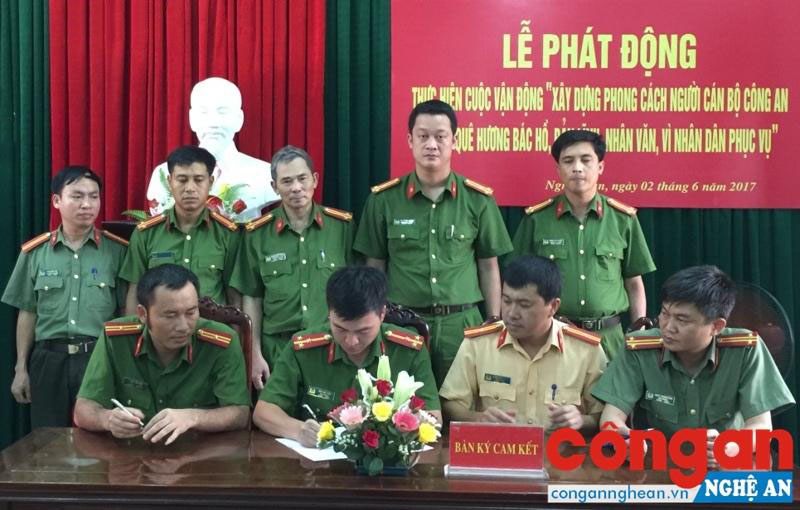 Xây dựng phong cách người Công an nhân dân bản lĩnh, nhân văn, vì nhân dân phục vụ góp phần xây dựng hình ảnh đẹp về người Công an nhân dân (Trong ảnh: Công an huyện Nghĩa Đàn ký cam kết thực hiện Cuộc vận động “Xây dựng phong cách người cán bộ Công an trên quê hương Bác Hồ bản lĩnh, nhân văn, vì nhân dân phục vụ”)