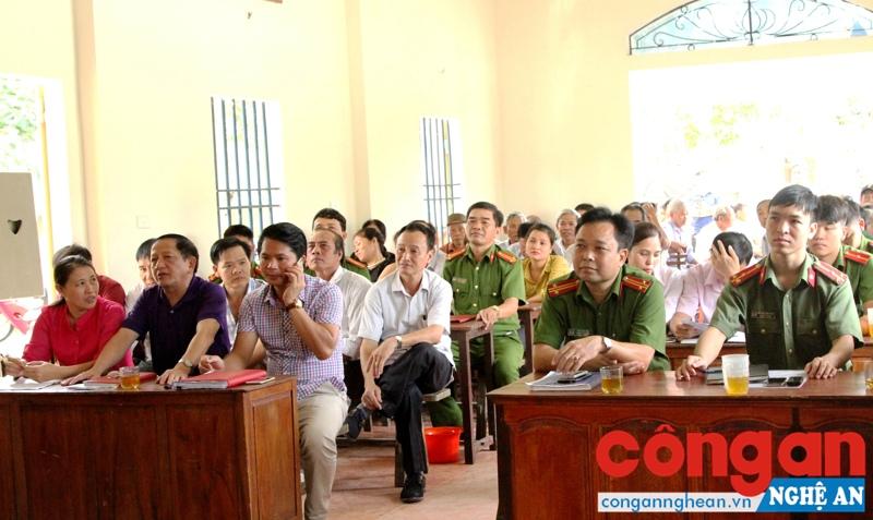 Lực lượng Công an sẽ tổ chức lấy ý kiến góp ý của cơ quan, tổ chức và nhân dân (Trong ảnh: Công an phường Vinh Tân, TP Vinh gặp gỡ, lắng nghe ý kiến nhân dân)