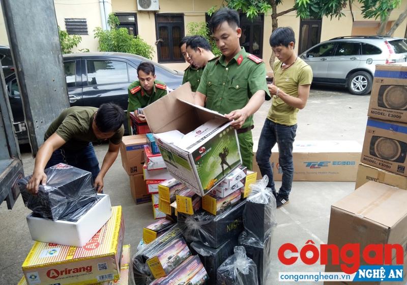 Công an TX Thái Hòa kiểm đếm số hàng điện tử không rõ nguồn gốc, xuất xứ
