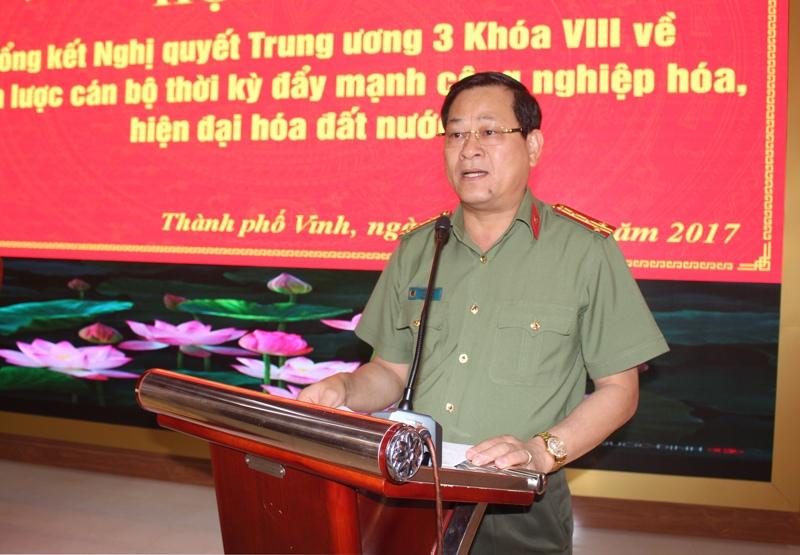 Đồng chí Đại tá Nguyễn Hữu Cầu, Giám đốc Công an tỉnh phát biểu tại Hội nghị.