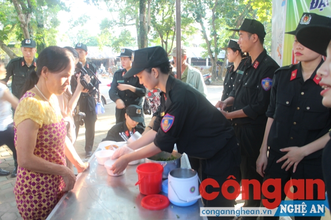 Những chiến sĩ CSCĐ tận tình phát cháo đến tay các bệnh nhân