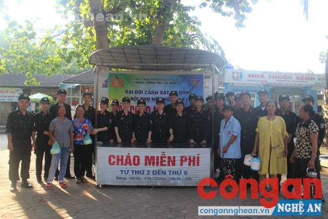 Sau khi đã hoàn thành công việc, tập thể CBCS chụp ảnh lưu niệm với một số bệnh nhân