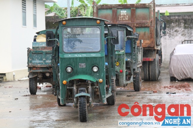 Các phương tiện tự chế bị tịch thu khi đang tham gia chở đất, đá