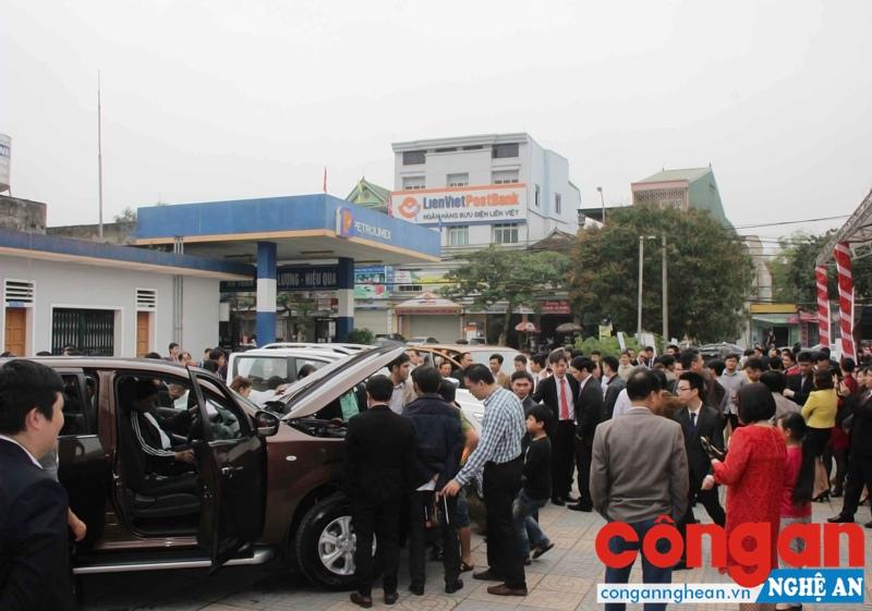Các buổi giới thiệu xe mới luôn thu hút được sự quan tâm của người dân TP Vinh