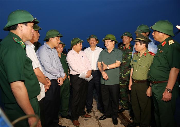 Trưa 14/9, Phó Thủ tướng Trịnh Đình Dũng và đoàn công tác Chính phủ đã vào Quảng Bình, Hà Tĩnh, Nghệ An trực tiếp chỉ đạo ứng phó với cơn bão lớn này sau cuộc họp chung tại Hà Nội. Trong ảnh: Phó Thủ tướng yêu cầu tỉnh Nghệ An huy động mọi lực lượng giúp dân thu hoạch lúa, hoa màu tránh bão.