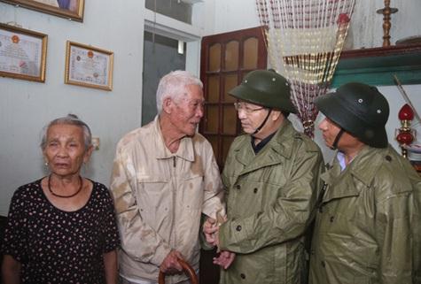 Chiều 15/9 tại Kỳ Anh (Hà Tĩnh), Phó Thủ tướng Trịnh Đình Dũng đến thăm gia đình ông Lê Xuân Tiềm, thương binh hạng 3/4 để động viên họ vượt qua khó khăn do thiên tai. Ảnh: VGP