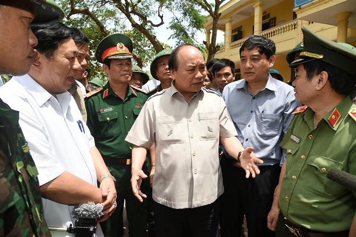 Thủ tướng yêu cầu hệ thống chính trị tiếp tục vào cuộc khắc phục hậu quả bão. Lực lượng quân đội, công an tăng cường cho các địa phương đủ quân số cần thiết; “Tinh thần là không được để nhân dân sống màn trời chiếu đất, đứt bữa, đói cơm lạt muối”; không để xảy ra dịch bệnh; chậm nhất trong 5 ngày nữa phải khôi phục, cấp lại điện hoàn toàn cho người dân, dọn dẹp xong môi trường;nhanh chóng sửa chữa nhà cửa của người dân bị đổ, tốc mái; khẩn trương khôi phục sản xuất. Bảo đảm an toàn các công trình hồ đập, vận hành hồ thủy điện cắt lũ cho hạ du; bảo đảm giao thông thông suốt. Ảnh VGP