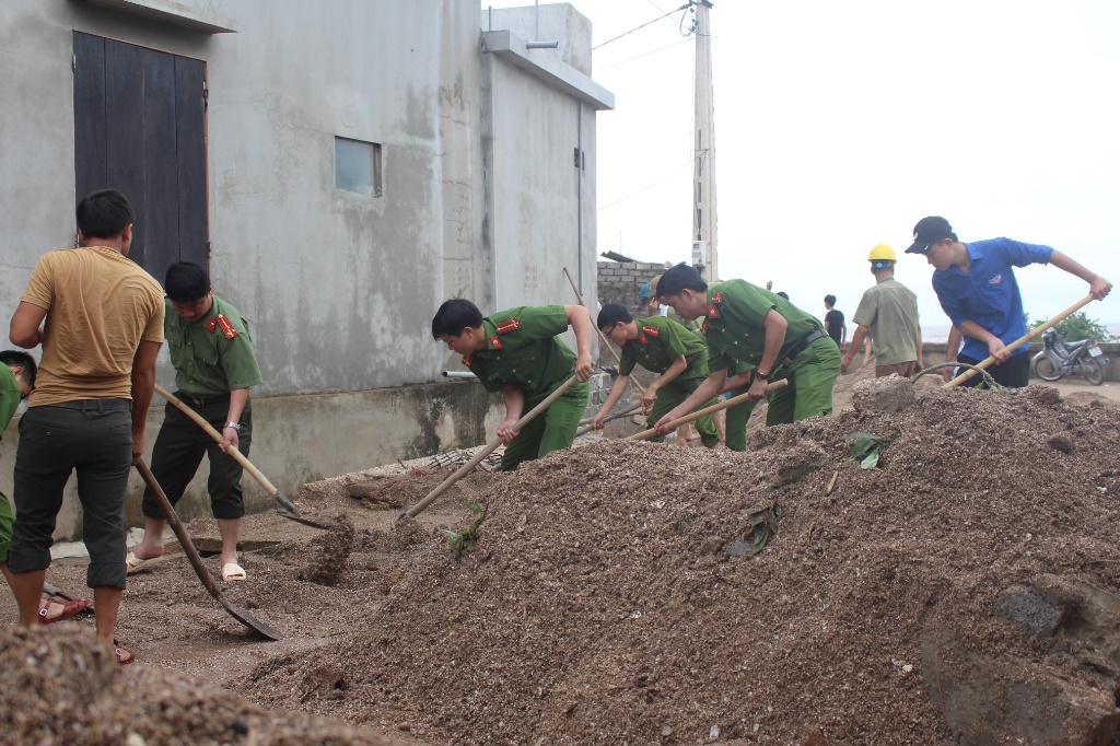 Giúp nhân dân khắc phục thiệt hại do bão gây ra