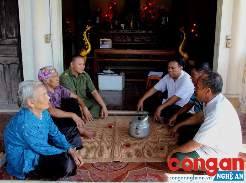 Đại diện dòng họ Hoàng Đình ở xóm 9, xã Diễn Thịnh, huyện Diễn Châu phối hợp với lực lượng Công an xã tuyên truyền, vận động con cháu thực hiện tốt chủ trương, chính sách của Đảng, pháp luật của Nhà nước