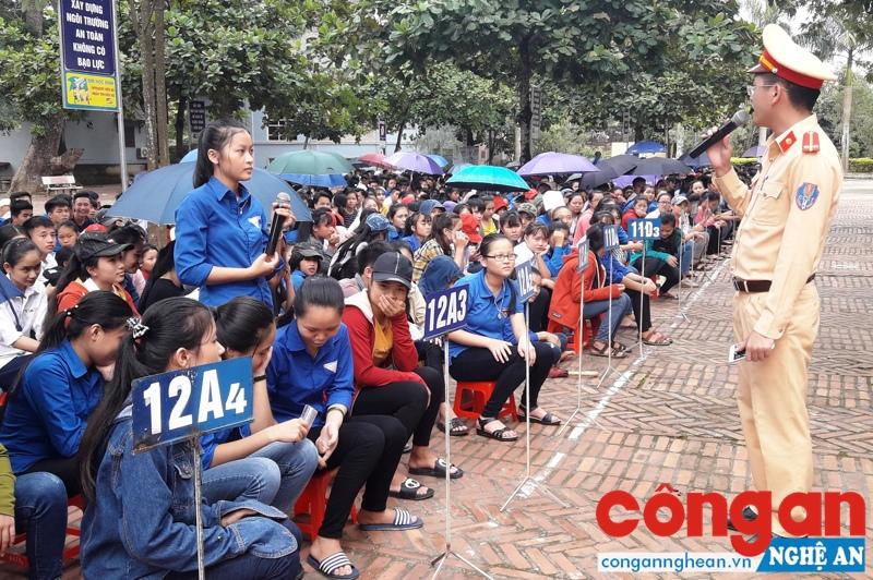 Học sinh tích cực trao đổi về các tình huống tham gia giao thông thường gặp