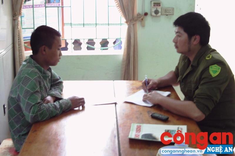 Công an thị trấn Mường Xén giải đáp thắc mắc của người dân về thủ tục hành chính