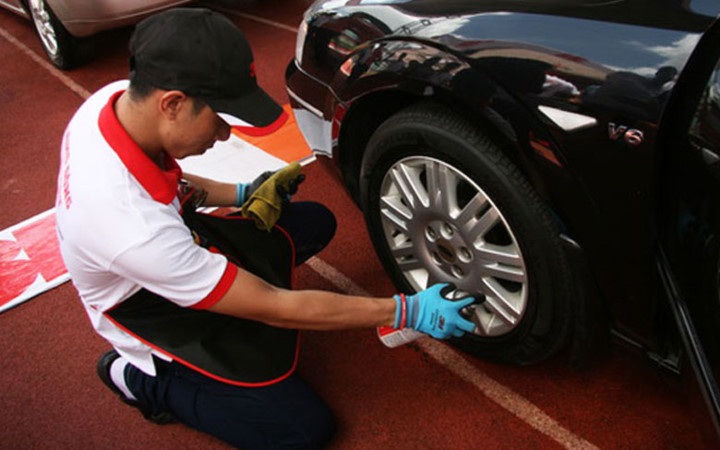 Trước khi di chuyển, kiểm tra kỹ lốp, la-zăng, phanh xem có các mảnh vụn rác, bùn đất, kim loại, thủy tinh hay không. Bùn đất lọt vào đĩa phanh làm giảm hiệu quả phanh và hư hại khi đi thời gian dài. Tốt nhất nên rửa xe thật kỹ vùng này (Ảnh minh họa: KT)