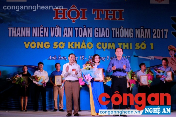 Ông Hoàng Quốc Hào- Giám đốc Sở Tư pháp, Trưởng BTC hội thi và ông Đặng Xuân Quang- Phó Chủ tịch UBND huyện Anh Sơn trao giải Nhất hội thi