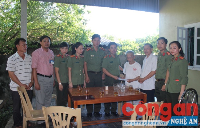 Đoàn thăm hỏi tặng quà cho thân nhân của bà Đào Thị Thức, người không may tử vong trong cơn bão số 10