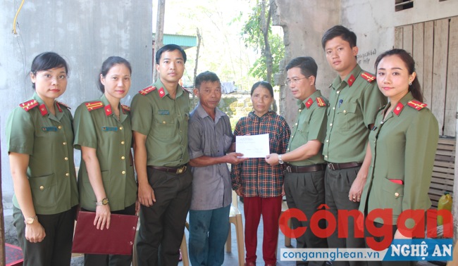 Tặng quà cho gia đình anh Đinh Công Hợp