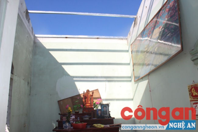 Toàn bộ mái nhà của gia đình anh đã bị tốc mái trong cơn bão số 10