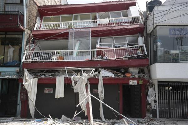 Trong đó số người thiệt mạng tại bang Morelos là 64 người, kế tiếp là bang Pueba và thủ đô Mexico City. Ảnh: AP.