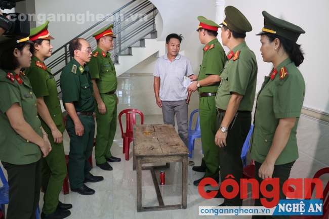 ...và tặng quà cho một số gia đình bị thiệt hại nặng nề do cơn bão số 10 gây ra