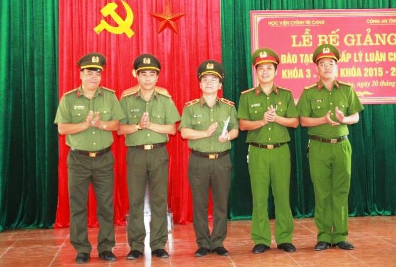 Đại diện lớp học trao quà ủng hộ việc xây dựng Trường Học viện Chính trị CAND