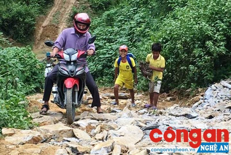 Để đến được nhà của học sinh, các thầy, cô giáo phải vượt qua những con đường gập ghềnh, cheo leo