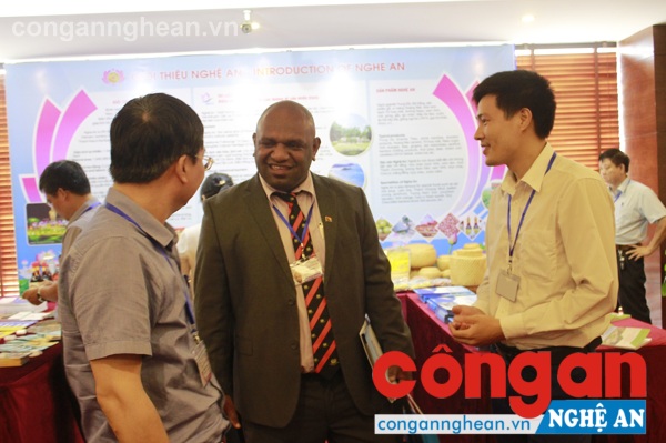 Đại biểu đến từ các nước tham gia gian trưng bày của Tỉnh Nghệ An bên lề Hội nghị