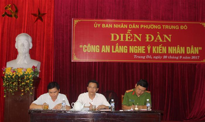Các đồng chí lãnh đạo UBND phường chủ trì buổi diễn đàn