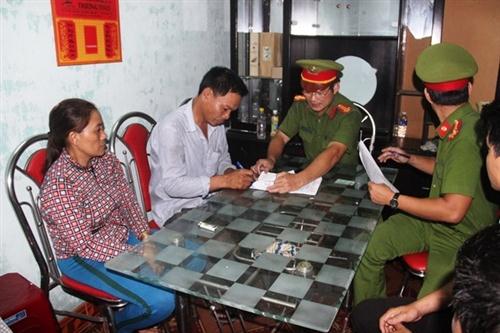 Cơ quan Cảnh sát điều tra bắt giam Nguyễn Văn Ri (áo trắng)