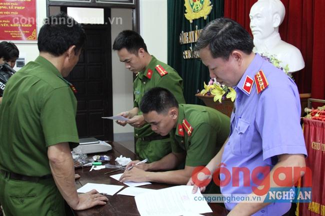 Phòng Cảnh sát Điều tra tội phạm về Ma túy Công an Nghệ An phối hợp với Viện kiểm sát nhân dân tỉnh giám định ma túy        thu giữ trong một chuyên án - Ảnh: Hằng nga