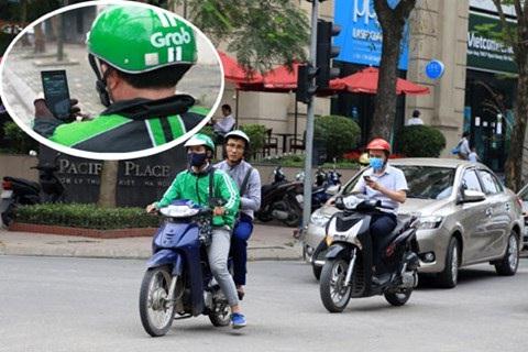 “Xe ôm” công nghệ tiềm ẩn nguy cơ mất an toàn giao thông. Ảnh: LAM THANH