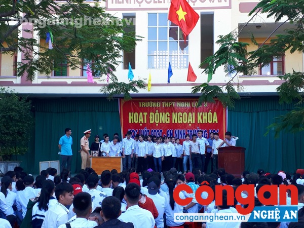 Các CBCS đội CSGT Công an huyện đã mời học sinh tham gia vào những tình huống giả định mang tính thực tế xảy ra thường ngày