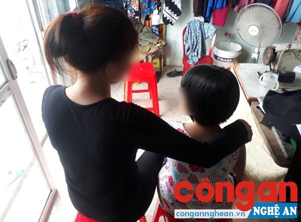 Từ khi xảy ra sự việc, cháu Q.A. rất sợ hãi khi gặp người lạ