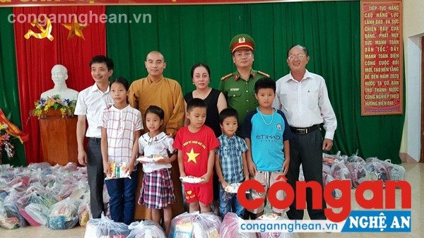 Các tổ chức từ thiện, Công an huyện và ban ngành chụp ảnh cũng các em học sinh