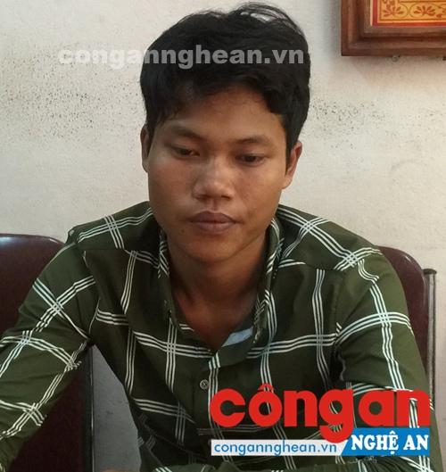 Đối tượng Ngân Văn Hiền tại cơ quan điều tra Công an huyện Tương Dương