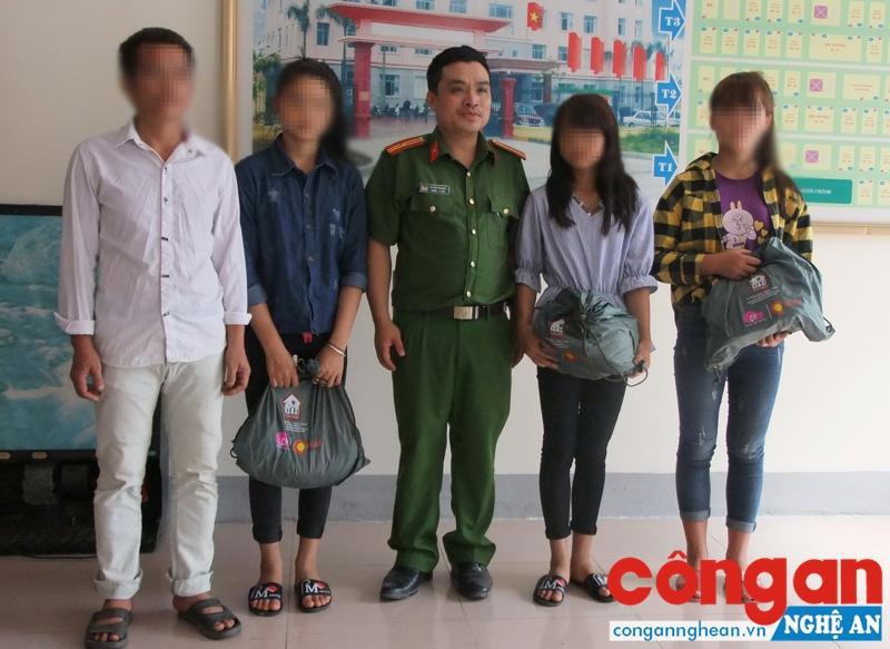 Các nạn nhân được Phòng Cảnh sát Hình sự Công an Nghệ An giải cứu, hỗ trợ và bàn giao cho gia đình
