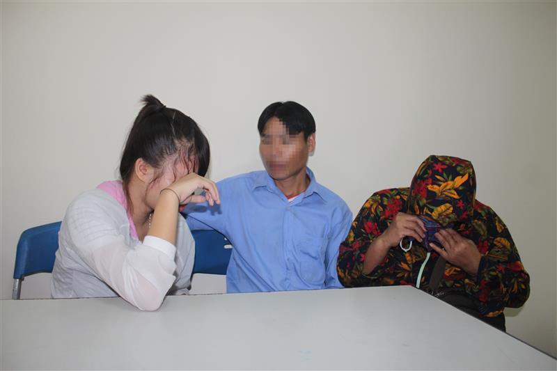 Nạn nhân đoàn tụ với gia đình