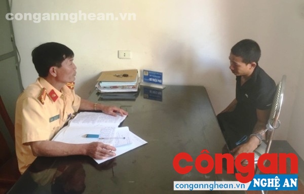 Tổ công tác lấy lời khai của đối tượng