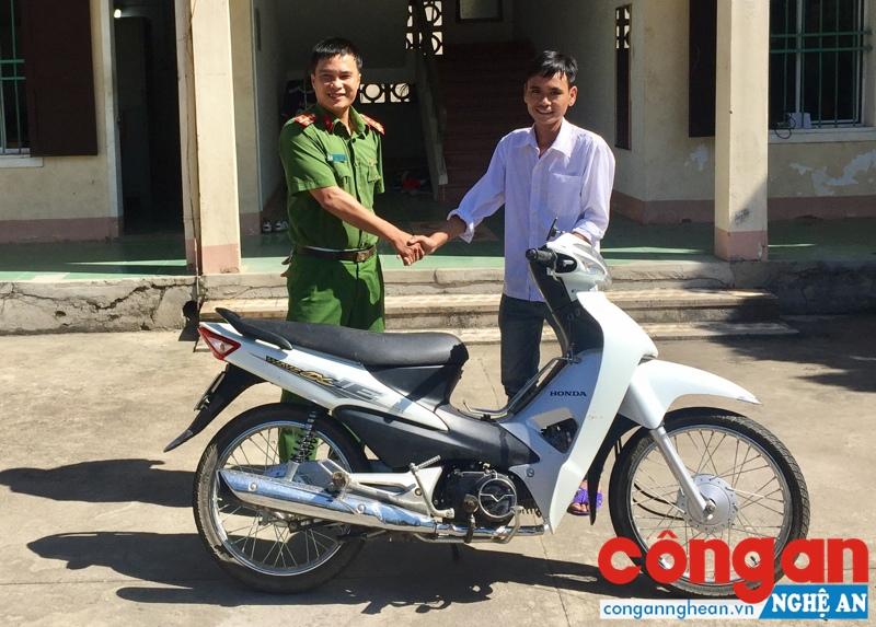 Cán bộ Công an huyện bàn giao tài sản cho người dân