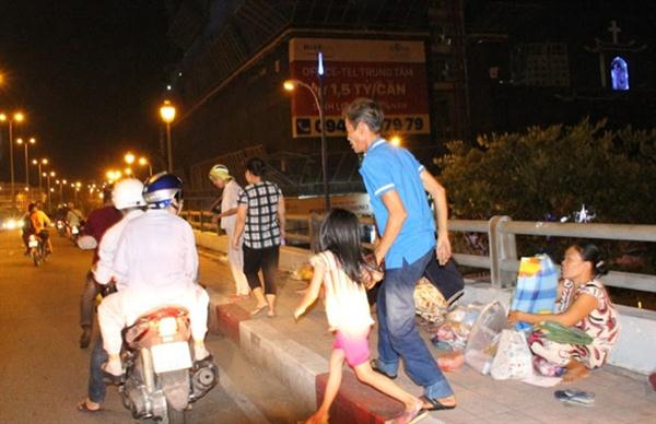 Cầu Ông Lãnh 12 giờ đêm, nhóm của Thắng trà trộn với những người vô gia cư