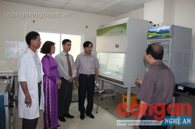 Đại biểu tham qua, nghe giới thiệu phương pháp thực hiện hỗ trợ sinh sản I.U.I tại Bệnh viện Quốc tế Vinh