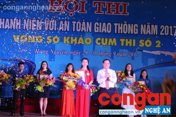 Ông Hoàng Quốc Hào- Trưởng ban Tổ chức hội thi trao giải nhất cho đội tuyển Hưng Nguyên