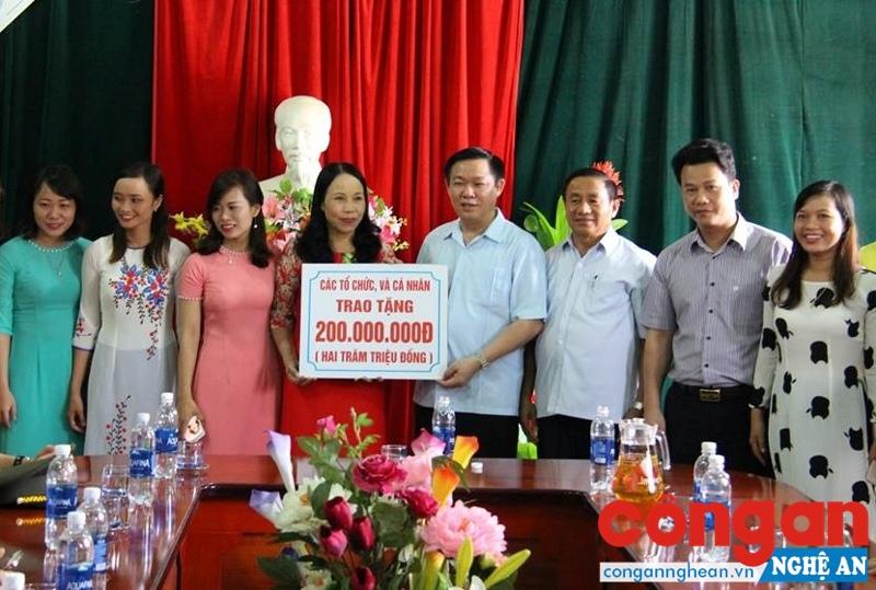 Trao 200 triệu đồng cho Trường tiểu học Kỳ Thịnh (TX. Kỳ Anh)...