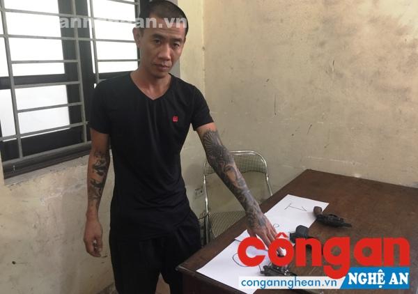 Cơ quan điều tra cho Tuấn nhận diện khẩu súng y tàng trữ trái phép