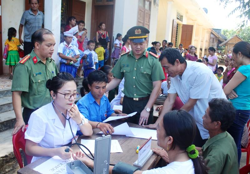 Đông đảo bà con nhân dân tham gia khám chữa bệnh tại địa phương