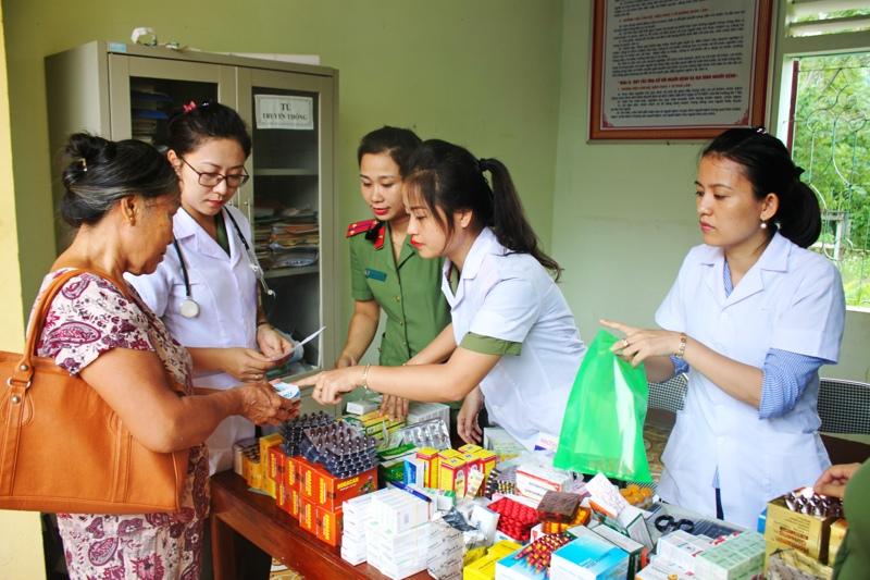 Các cán bộ chiến sỹ cấp phát thuốc miễn phí cho nhân dân