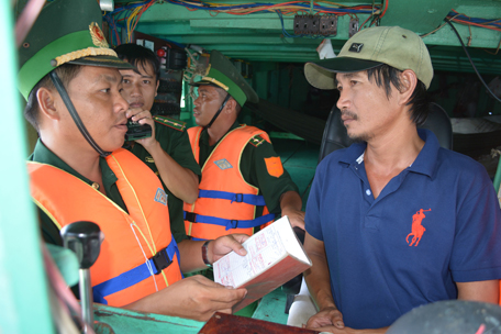 Lực lượng Trạm kiểm soát Biên phòng Bến Đá kiểm tra hành chính trên tàu cá BV 99898 TS, phát hiện tàu này vừa đánh bắt hải sản trái phép trên vùng biển Indonesia trở về cập cảng Bến Đá - TP.Vũng Tàu.