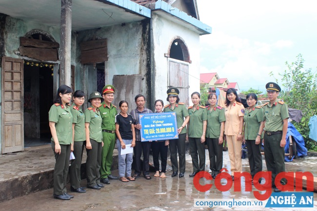 Đồng chí Đại tá Ngô Hoài Thu trao tặng số tiền 20 triệu đồng cho gia đình chị Võ Thị Hoài Thương, lao động hợp đồng Công an TX Ba Đồn, Quảng Bình