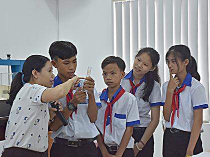 HS Trường THCS Nguyễn Trung Trực (huyện Châu Đức) tham gia làm thí nghiệm về xử lý nước trong giờ học ngoại khóa nước tại Nhà máy nước Hồ Đá Đen.