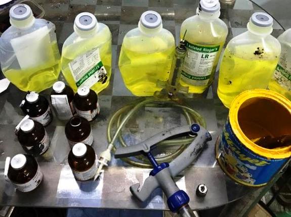 Thuốc an thần dùng để tiêm vào heo tại một lò mổ ở TP. Hồ Chí Minh bị phát hiện (Ảnh: KL)