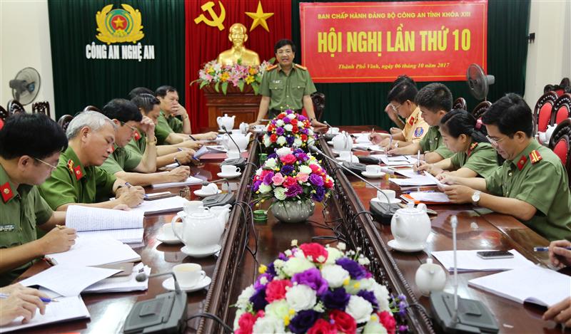 Đồng chí Đại tá Hồ Văn Tứ, Phó Bí thư Đảng ủy, Phó Giám đốc Công an tỉnh phát biểu tại hội nghị.